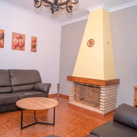 Familiar Con Piscina Privada, A&a Y Cerca Del Pueblo No Se Alquila A Grupos